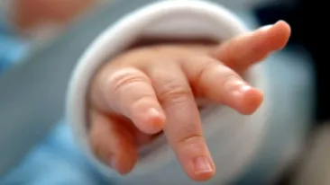 Caz revoltător în Suceava! Un bebeluş a fost omorât în bătaie de părinţi: Îl izbea de pat ori de perete