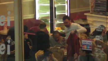 Proaspat insurat, Kamara mananca tot in oras! Sotia lui nu-i gateste, dar nici nu-l insoteste la restaurant!