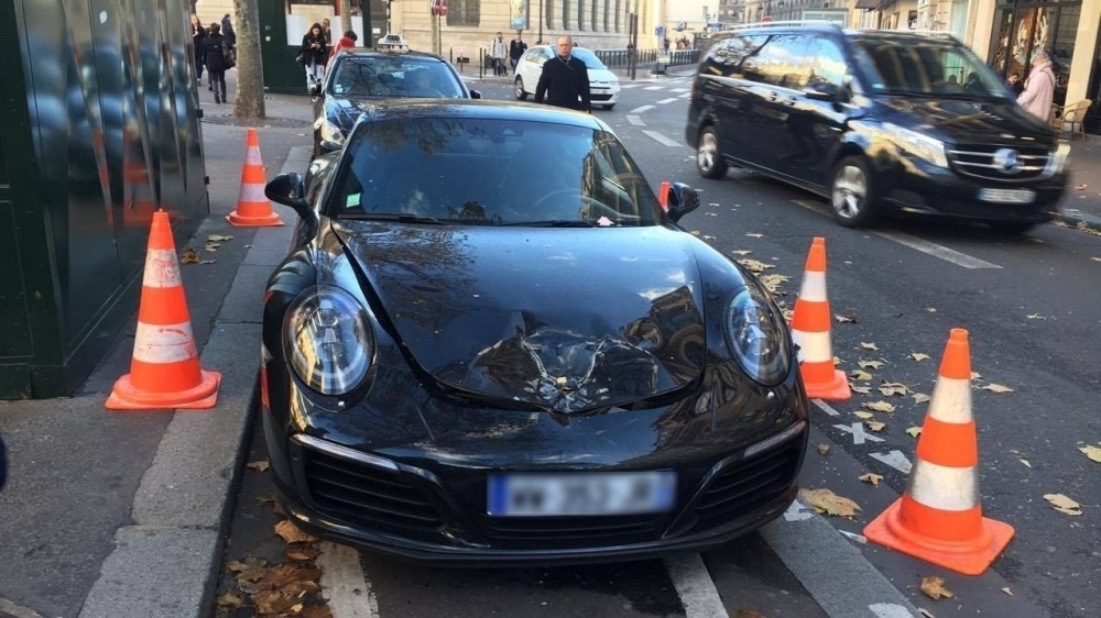 Un Porsche în valoare de 150.000 de euro a fost detonat în „inima“ Paris dintr-un motiv incredibil. Super-maşina aparţinea unui tânăr de 25 de ani