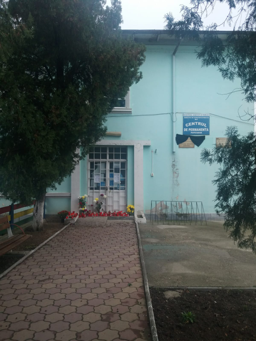 Dispensarul din Potcoava s-a transformat în altar, la intrare fiind aduse zeci de flori și lumânări