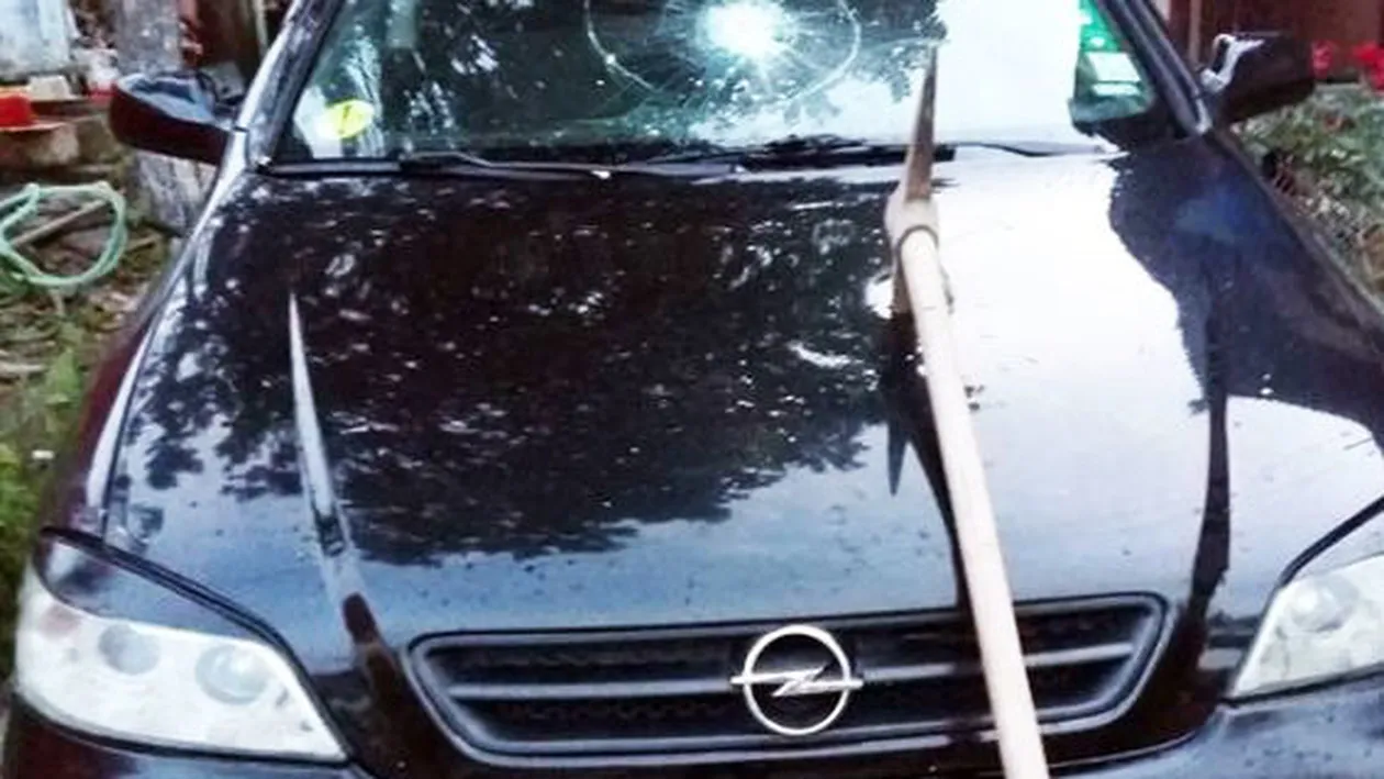 Poliţist atacat cu târnăcopul, în Vâlcea! A tras cu pistolul ca să-şi apere viaţa!