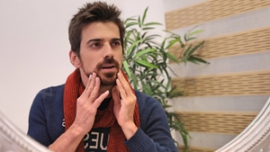 Tuncay s-a pozat alături de un copil şi i-a anunţat pe fani: "Mă pregătesc să fiu tătic"