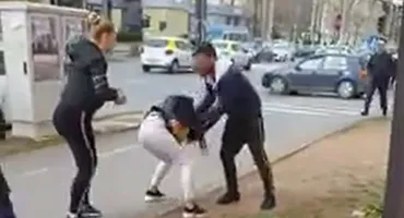 Scene șocante la Târgoviște. Un tânăr și-a luat la bătaie fosta iubită, în plină stradă - VIDEO