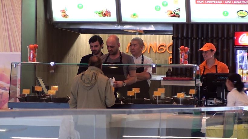 Si-a pus sortul de gat si a trecut la munca de jos. Liviu Moreanu face comert cu zambetul pe buze si pe ochi frumosi