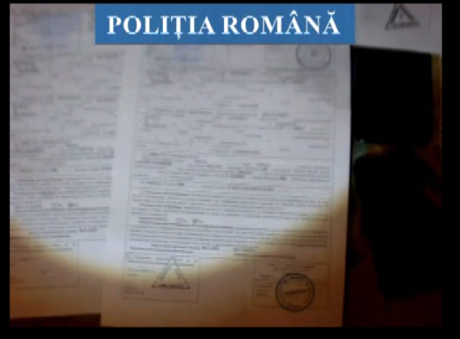 Polițiștii au descoperit falsurile pe care le-au făcut cei doi dâmbovițeni