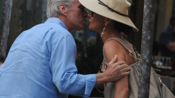 Catherine Zeta-Jones si Michael Douglas, in Italia! S-au sarutat la terasa