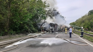 Incendiu de proporții pe Centura Capitalei, după ce o cisternă și un TIR s-au ciocnit. Unul dintre șoferi a fost găsit carbonizat