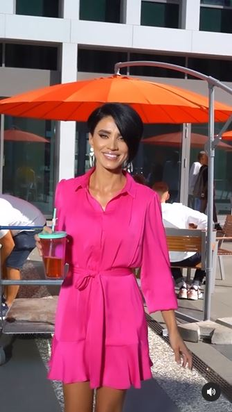 Adelina Pestrițu, cu lenjeria intimă la vedere după ce a refăcut o scenă cunoscută cu Marilyn Monroe! Scenele incitante au fost văzute de câțiva bărbați | VIDEO