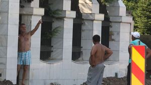 Gigi Becali a renunțat la costumele din Londra și a devenit inginer de șantier. Imagini de colecție cu milionarul din Pipera la bustul gol