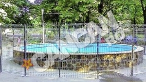 Autoritatile din Adjud au gasit o metoda incredibila prin care protejeaza o arteziana. Au pus gard in jurul fantanii din parc
