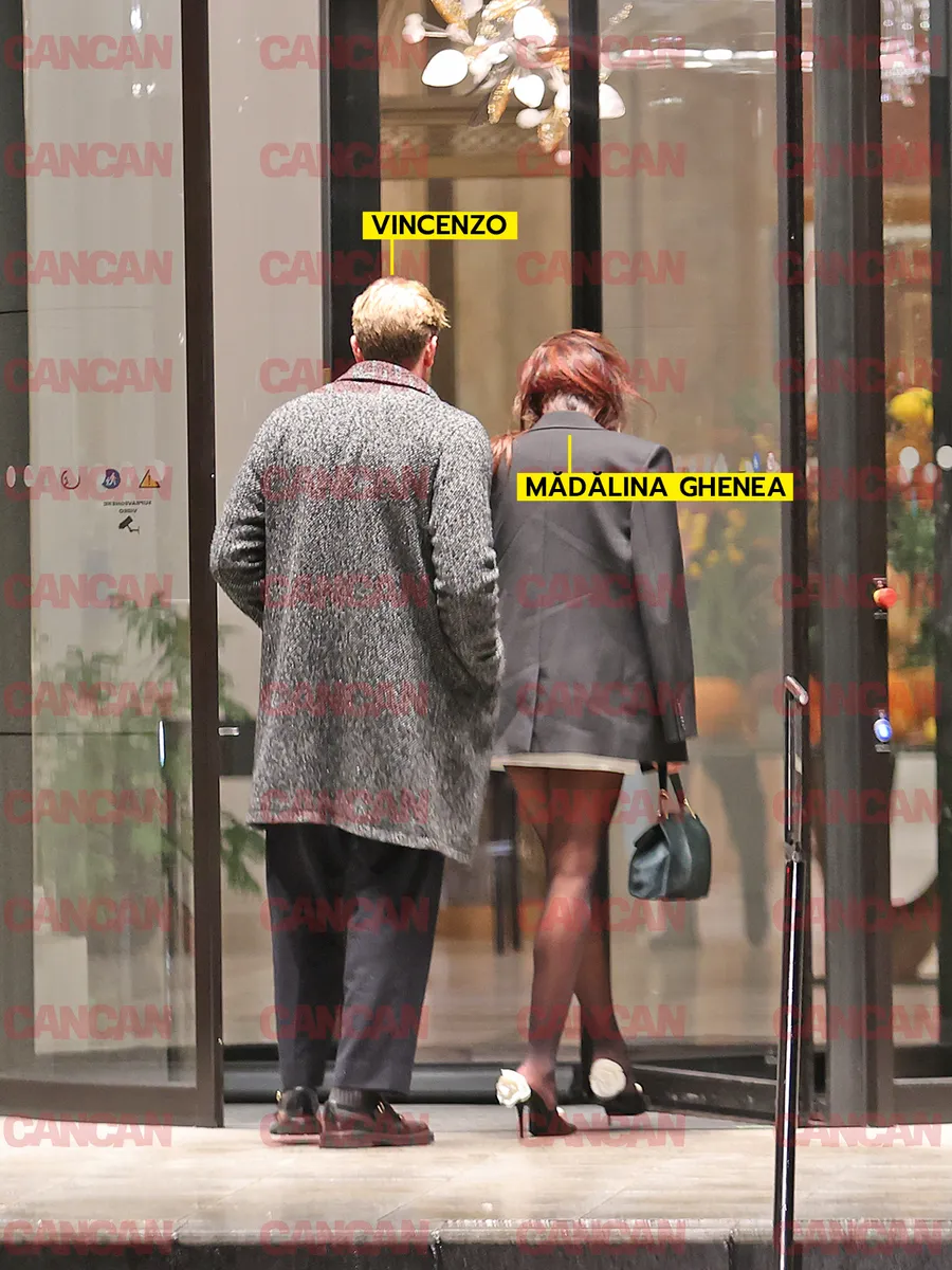 Intră împreună în hotel și se îndreaptă spre lift