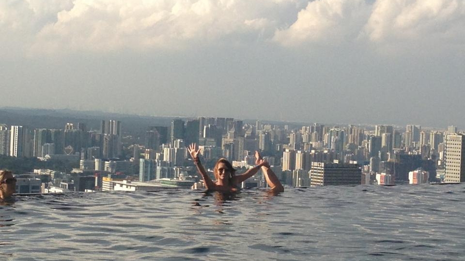Delia are vacanţa perfectă! Uite cum se distrează la etajul 80 al unui hotel din Singapore, în cea mai tare piscină!