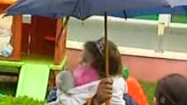 VIDEO Irina Columbeanu e tratata ca o printesa la gradinita! Un angajat o duce in brate pana la microbuz