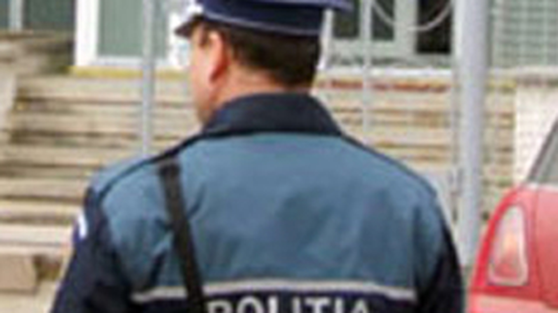 Politist, in spital dupa ce a fost lovit cu un par in cap de un localnic