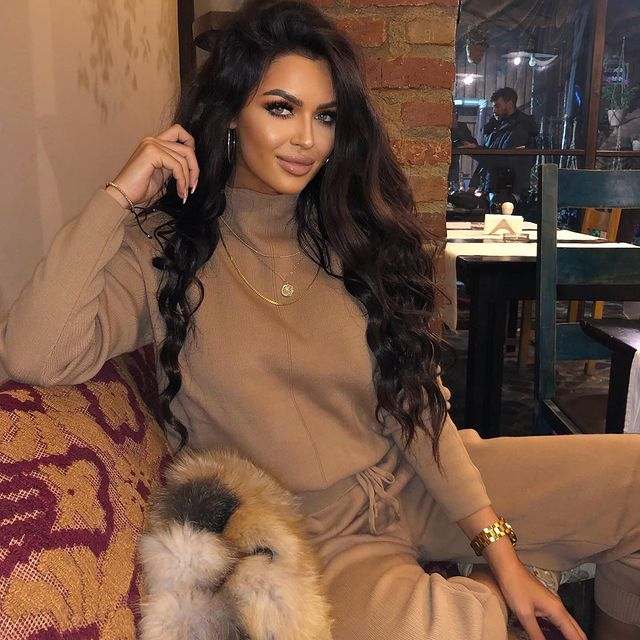Raluca, sexy „sirena” cu forme de invidiat
