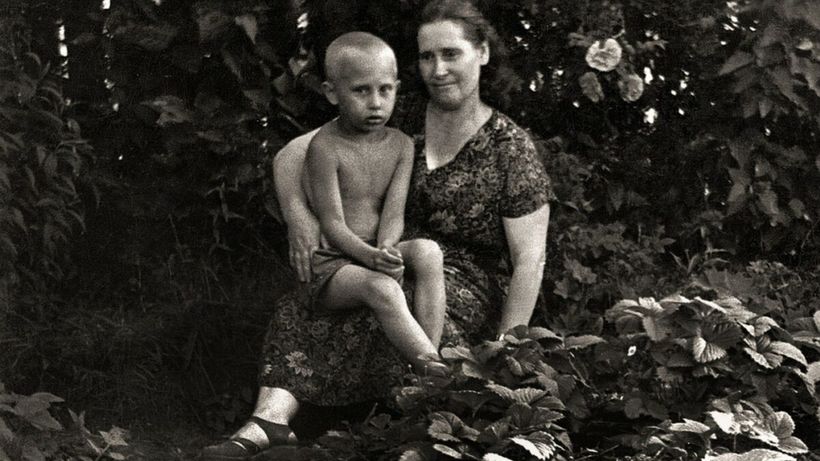 Părinții lui Vladimir Putin au o poveste demnă de film: ea l-a refuzat, el i-a scos ochiul și le-au murit alți copii