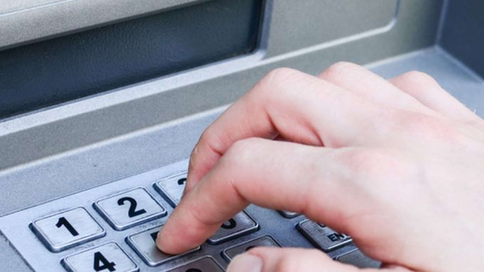 Aveţi grijă atunci când scoaţi bani de la bancomat! S-ar putea să rămâneţi fără ei. O femeie din Cluj a păţit-o