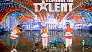 Au facut curat la talente! Trei baieti de la salubrizare au adunat sticlele goale de plastic si au cantat cu ele la Romanii au talent!