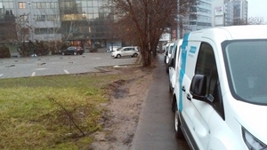 Bucurestiul zilelor de azi! Soferii fac legea, iar pietonii fac slalom printre masini si noroaie!