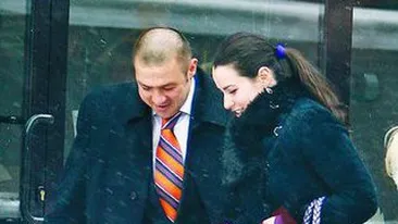 O bruneta il face sa se simta ca la 20 de ani