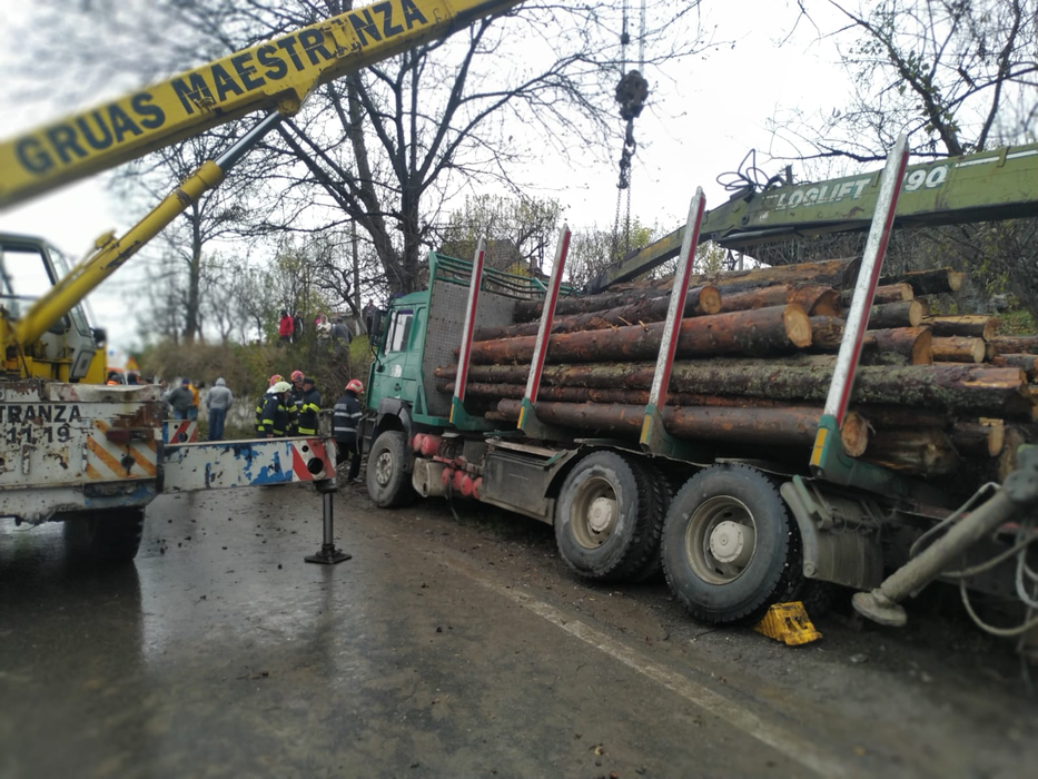 Accident grav în județul Dâmbovița. O femeie a fost prinsă sub un camion cu lemne. Victima a decedat la spital