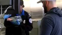 Ce i-a făcut un tată pervers fiului său în aeroport. Când a controlat bagajul, omul de la securitate a găsit un...