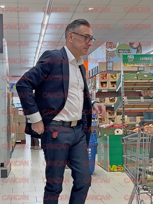 Ilie Dumitrescu își vede liniștit de treburi, în timp ce fiul lui, Toto Dumitrescu se află în arest