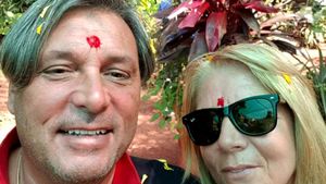 Revelion cu surprize! Cornel Galeş şi blonda Vivi s-au căsătorit după ”ritul” indian