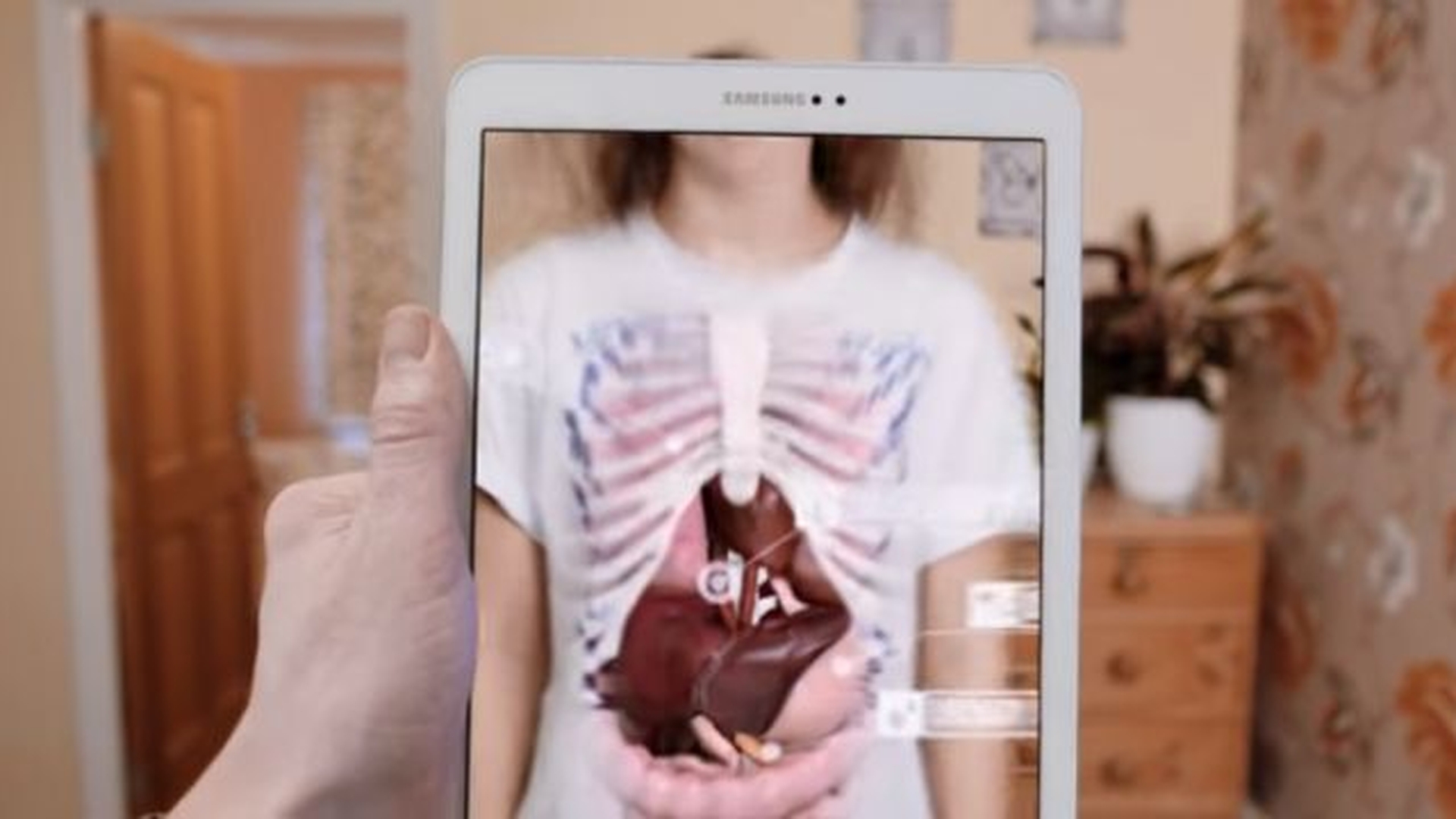 A apărut tricoul care te-nvaţă anatomie! Află cum îţi poţi vedea organele interne cu ajutorul lui şi al unui smartphone!