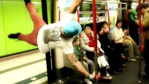 VIDEO Alex Velea face spectacol in metrou! Uite cum se joaca la bara!