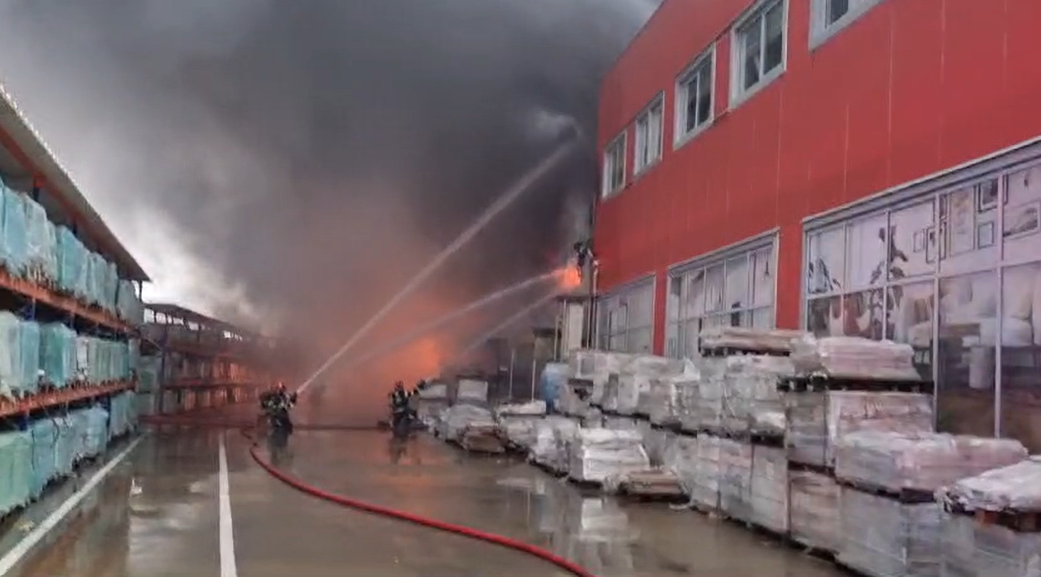 Incendiu major la o fabrică din Craiova! Mesaj RO-Alert pentru locuitori, pompierii luptă de ore bune cu flăcările uriașe
