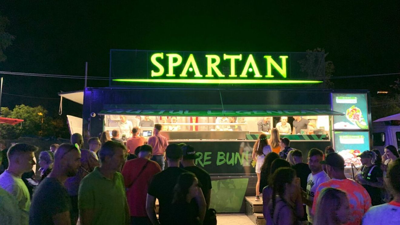 Cât câștigă un angajat care lucrează în shaormeriile Spartan. Cu cât îi plătește, de fapt, Ștefan Mandachi