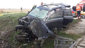 Accident grav în Bistrița-Năsăud, după ce o mașină a intrat în capul unui pod! Un mort și trei răniți