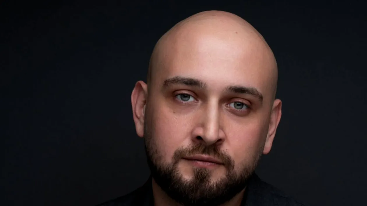 Cine este actorul Vlad Marinescu, reținut în ancheta The Buddhist. Ar fi stat la masă alături de Adrian Copilul Minune în momentul descinderii