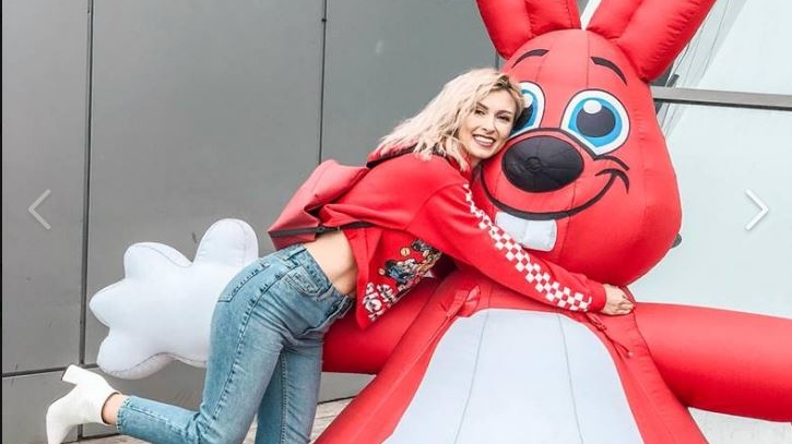 Andreea Bălan a făcut show înainte de Înviere: a bătut ditamai iepuroiul, a făcut drifturi în magazin, apoi... / VIDEO