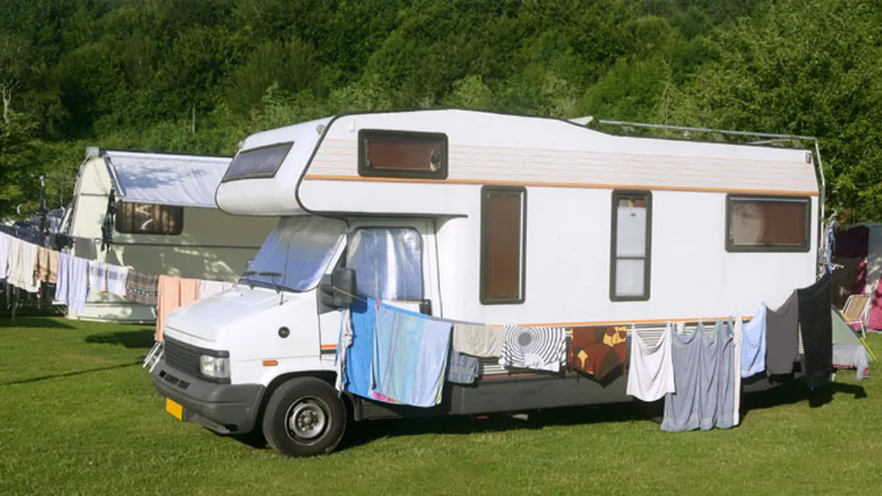 VIDEO Doi brasoveni s-au mutat intr-o rulota pentru a face economii! Au pus 800 de lei deoparte