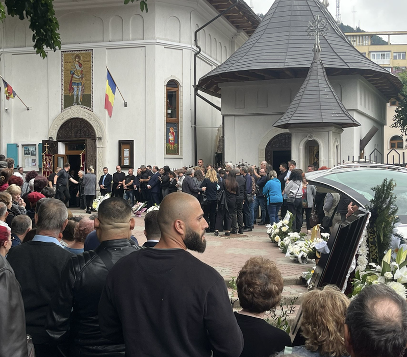 Imaginile durerii de la înmormântarea polițistului ucis de propriul fiu. Sute de oameni au fost prezenți