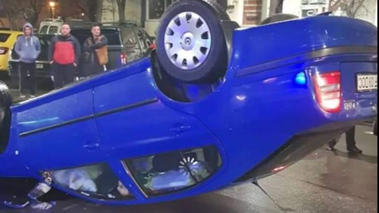 Rupt de beat, inspectorul ANAF a urcat la volan și a ajuns cu roțile în sus! Martorii s-au crucit când l-au scos din mașină