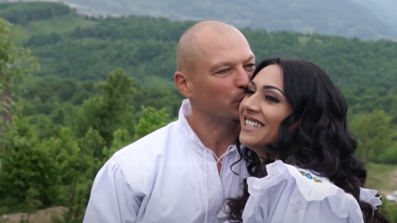Nașul Puya, așa cum rar îl vezi. Cum s-a îmbrăcat la botezul finuței sale