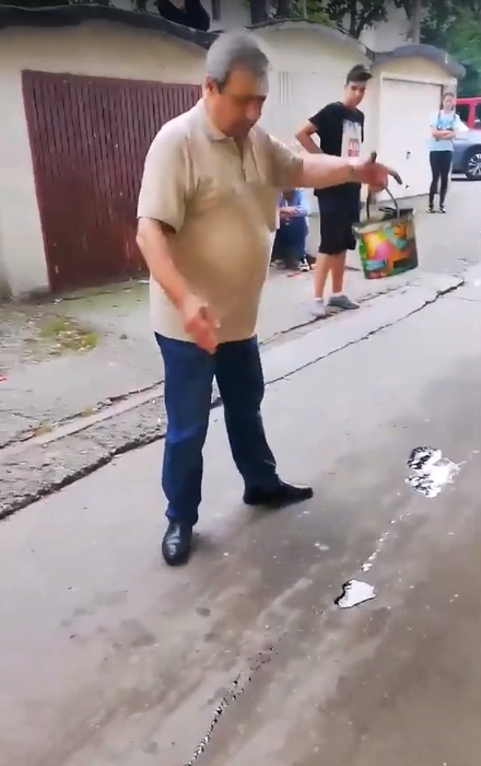 Așa ceva nu s-a mai văzut! Cum s-a răzbunat un pensionar din Bacău pe copiii gălăgioși din spatele blocului