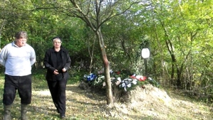 Caz revoltător în Sălaj. O bătrână a fost îngropată în spatele casei după un conflict cu preotul