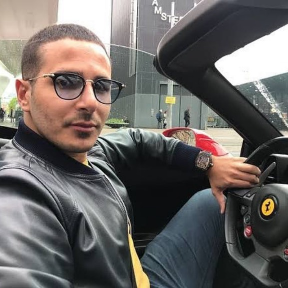 Simon Leviev la volanul unui Ferrari/ Sursă foto - Instagram.com