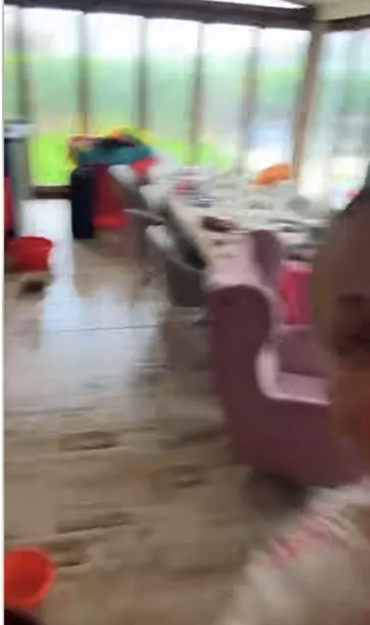 Locuința Gabrielei Cristea și a lui Tavi Clonda a fost grav afectată de inundații: „Am pus ligheanul ca pe vremea lui mam’ mare…”