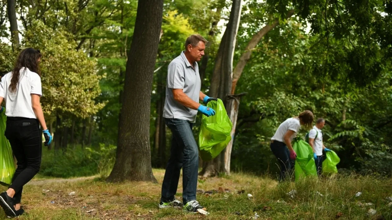 Președintele Iohannis a strâns gunoaie la Cernica: ”Din păcate, noi…”