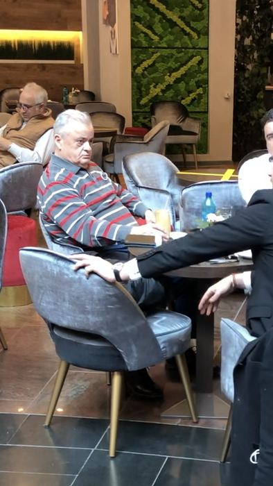 Ilan Laufer, într-o discuție cu Neculai Onțanu și un amic al celor doi, la o cafea la mall Băneasa