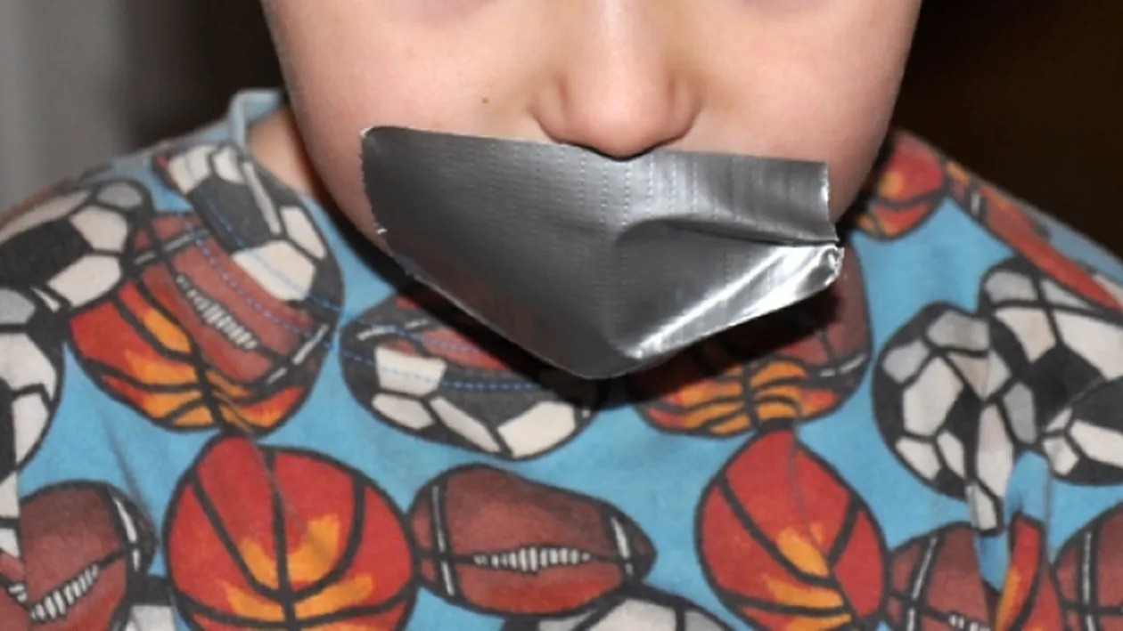 Scandal la o gradiniţă din Timişoara! Educatoarea este acuzată că le-a lipit gurile copiilor cu scotch