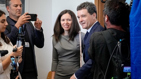 Cum a apărut Mirabela, la brațul lui Nicușor Dan, în ziua alegerilor? Toate privirile s-au întors către ea
