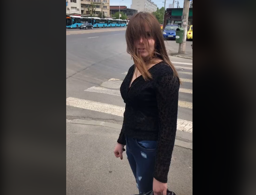 Cum a fost surprinsă Vulpiţa, în plină stradă! Reacţie bizară când a văzut că este filmată. FOTO