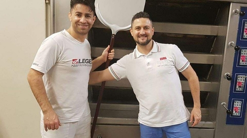Ce lecţie de viaţă! În Italia, doi brutari români dau gratis pâine celor care nu își mai permit să o cumpere