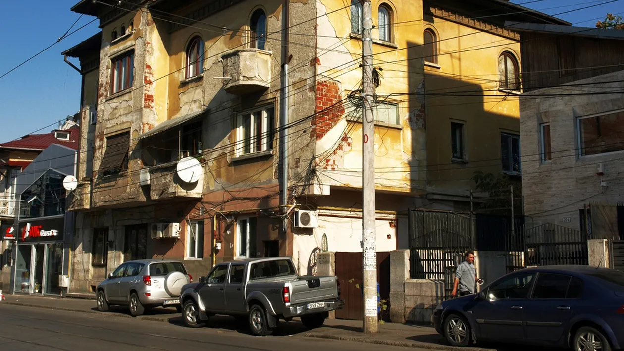 Trei persoane gasite decedate intr-un imobil din centrul Capitalei! Intoxicarea cu gaze, posibila cauza